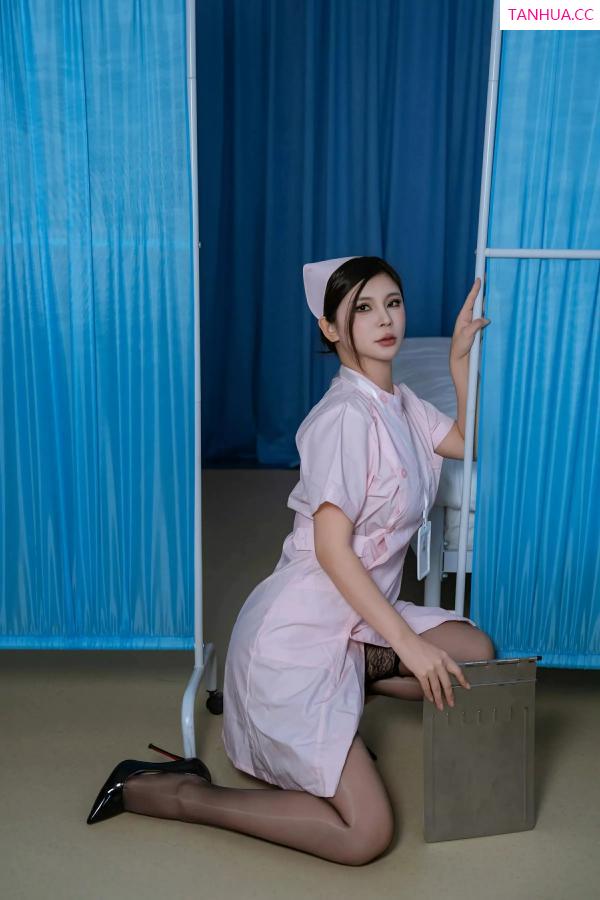 小蛮妖  [XiuRen]高清写真图 2025.06.13 No.10408 小蛮妖Yummy 粉色护士服第8张图片